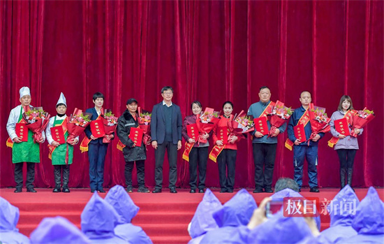 1702260146166040301.jpg C:UsersAdministratorDesktop\u7f8e图批处理照片\u6731德友和技术能手合影.jpg